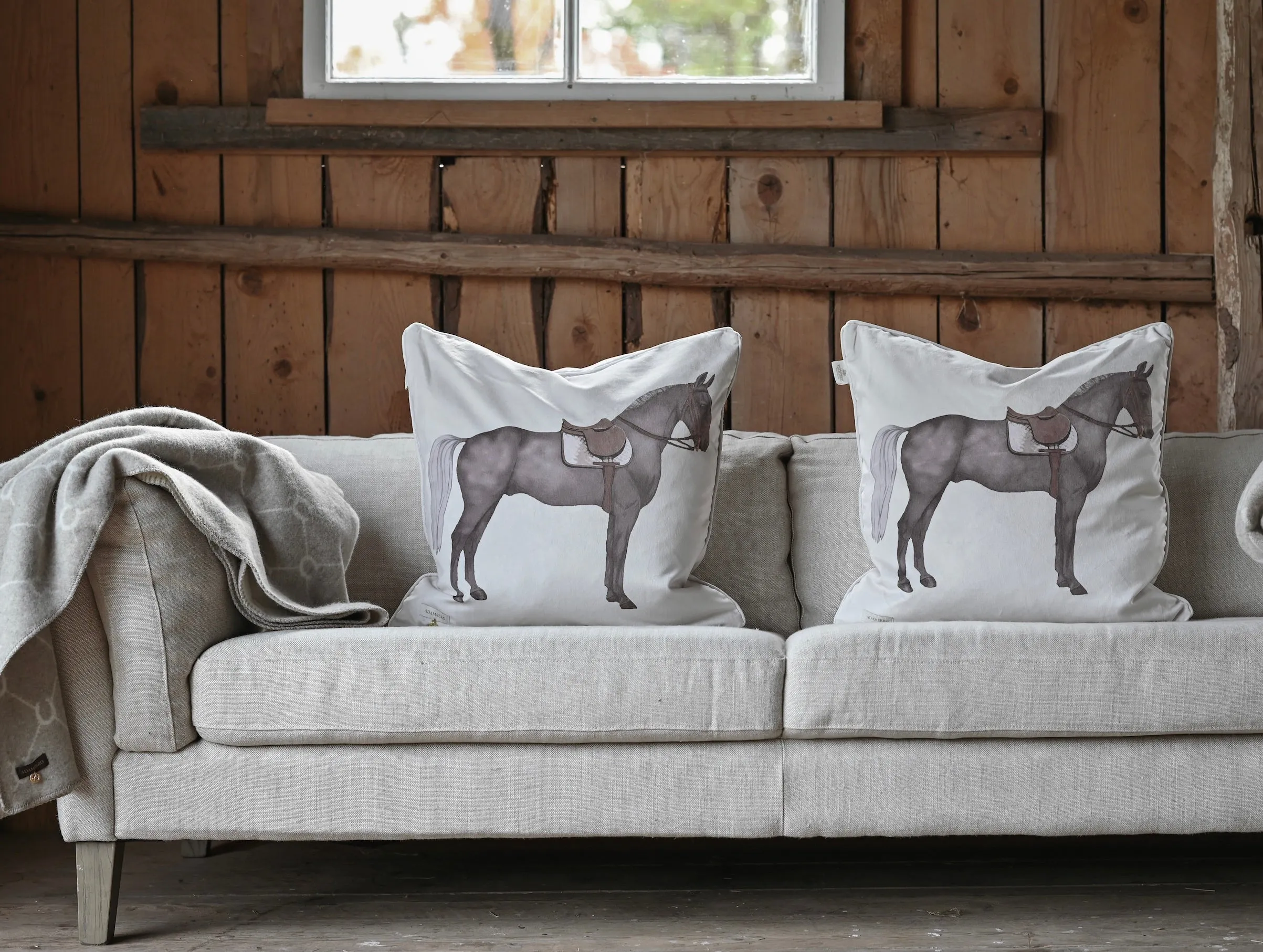 CHEVAL PEINT OFF-WHITE